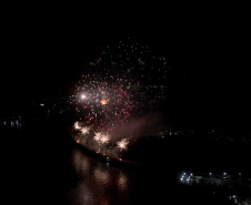 Maior queima de fogos da história do Litoral ilumina a Ponte de Guaratuba