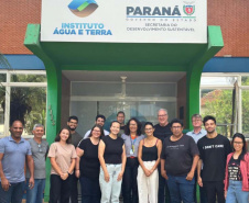 Servidores do IAT celebram a manutenção da certificação de padrão internacional pelo laboratório do órgão em Londrina.