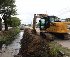 Estado começa a limpar e desassorear 45 quilômetros de canais no Litoral do Paraná