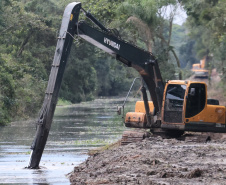 Estado começa a limpar e desassorear 45 quilômetros de canais no Litoral do Paraná