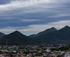 LITORAL TERÁ FIM DE SEMANA DE MUITO CALOR E PANCADAS DE CHUVA