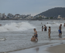 LITORAL TERÁ FIM DE SEMANA DE MUITO CALOR E PANCADAS DE CHUVA