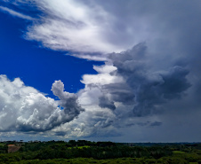 SIMEPAR - APÓS SHOW DE RAIOS NO CÉU, CHUVA DIMINUI E TEMPERATURAS SEGUEM NA GANGORRA NO PARANÁ NESTA SEMANA