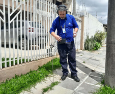 "Caçadores de vazamentos" da Sanepar usam audição treinada para evitar desperdício água