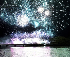 Maior queima de fogos da história do Litoral ilumina a Ponte de Guaratuba