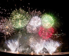 Maior queima de fogos da história do Litoral ilumina a Ponte de Guaratuba