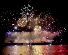 Maior queima de fogos da história do Litoral ilumina a Ponte de Guaratuba