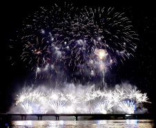 Maior queima de fogos da história do Litoral ilumina a Ponte de Guaratuba