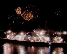 Maior queima de fogos da história do Litoral ilumina a Ponte de Guaratuba