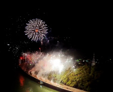 Maior queima de fogos da história do Litoral ilumina a Ponte de Guaratuba