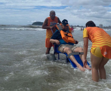 Praia Acessível realiza 250 atendimentos na primeira semana da temporada 2025/2026