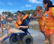 Praia Acessível realiza 250 atendimentos na primeira semana da temporada 2025/2026