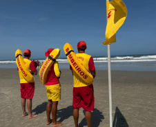 Bombeiros do Paraná divulgam perfil da vítima de afogamento para alertar banhistas no litoral