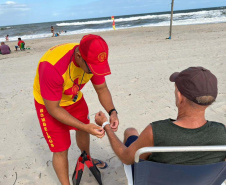 Hidratação, pulseira de identificação e protetor solar: bombeiros orientam cuidados com idosos nas praias