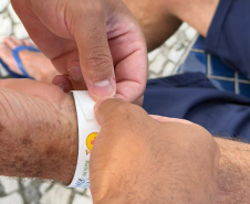 Hidratação, pulseira de identificação e protetor solar: bombeiros orientam cuidados com idosos nas praias