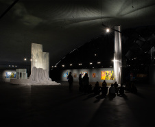 Exposição Através