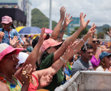 O Padre Reginaldo Manzotti  durante  missa no Verão Maior Paraná, em Matinhos - 08/02/2026 - Foto: Geraldo Bubniak/AEN