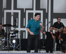 O Padre Reginaldo Manzotti  durante  missa no Verão Maior Paraná, em Matinhos - 08/02/2026 - Foto: Geraldo Bubniak/AEN