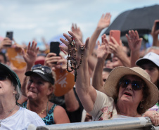 O Padre Reginaldo Manzotti  durante  missa no Verão Maior Paraná, em Matinhos - 08/02/2026 - Foto: Geraldo Bubniak/AEN