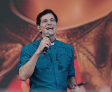 O Padre Reginaldo Manzotti  durante  missa no Verão Maior Paraná, em Matinhos - 08/02/2026 - Foto: Geraldo Bubniak/AEN