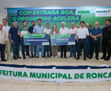 O governador em exercício Darci Piana e o secretário de Agricultura e Abastecimento, Márcio Nunes, assinam nesta sexta-feira (20) a liberação de R$ 34,8 milhões para pavimentação de duas estradas rurais de Roncador