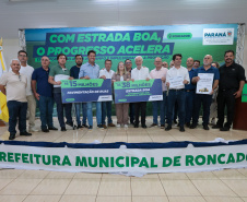 O governador em exercício Darci Piana e o secretário de Agricultura e Abastecimento, Márcio Nunes, assinam nesta sexta-feira (20) a liberação de R$ 34,8 milhões para pavimentação de duas estradas rurais de Roncador