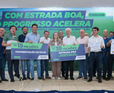 O governador em exercício Darci Piana e o secretário de Agricultura e Abastecimento, Márcio Nunes, assinam nesta sexta-feira (20) a liberação de R$ 34,8 milhões para pavimentação de duas estradas rurais de Roncador