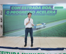 O governador em exercício Darci Piana e o secretário de Agricultura e Abastecimento, Márcio Nunes, assinam nesta sexta-feira (20) a liberação de R$ 34,8 milhões para pavimentação de duas estradas rurais de Roncador