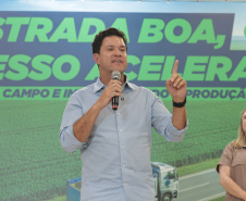 O governador em exercício Darci Piana e o secretário de Agricultura e Abastecimento, Márcio Nunes, assinam nesta sexta-feira (20) a liberação de R$ 34,8 milhões para pavimentação de duas estradas rurais de Roncador