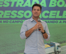 O governador em exercício Darci Piana e o secretário de Agricultura e Abastecimento, Márcio Nunes, assinam nesta sexta-feira (20) a liberação de R$ 34,8 milhões para pavimentação de duas estradas rurais de Roncador