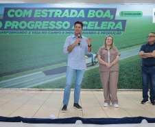 O governador em exercício Darci Piana e o secretário de Agricultura e Abastecimento, Márcio Nunes, assinam nesta sexta-feira (20) a liberação de R$ 34,8 milhões para pavimentação de duas estradas rurais de Roncador