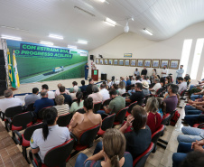 O governador em exercício Darci Piana e o secretário de Agricultura e Abastecimento, Márcio Nunes, assinam nesta sexta-feira (20) a liberação de R$ 34,8 milhões para pavimentação de duas estradas rurais de Roncador