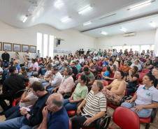 O governador em exercício Darci Piana e o secretário de Agricultura e Abastecimento, Márcio Nunes, assinam nesta sexta-feira (20) a liberação de R$ 34,8 milhões para pavimentação de duas estradas rurais de Roncador
