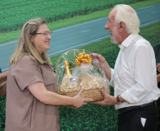 O governador em exercício Darci Piana e o secretário de Agricultura e Abastecimento, Márcio Nunes, assinam nesta sexta-feira (20) a liberação de R$ 34,8 milhões para pavimentação de duas estradas rurais de Roncador