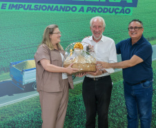 O governador em exercício Darci Piana e o secretário de Agricultura e Abastecimento, Márcio Nunes, assinam nesta sexta-feira (20) a liberação de R$ 34,8 milhões para pavimentação de duas estradas rurais de Roncador