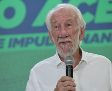 O governador em exercício Darci Piana e o secretário de Agricultura e Abastecimento, Márcio Nunes, assinam nesta sexta-feira (20) a liberação de R$ 34,8 milhões para pavimentação de duas estradas rurais de Roncador