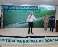 O governador em exercício Darci Piana e o secretário de Agricultura e Abastecimento, Márcio Nunes, assinam nesta sexta-feira (20) a liberação de R$ 34,8 milhões para pavimentação de duas estradas rurais de Roncador