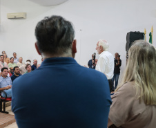 O governador em exercício Darci Piana e o secretário de Agricultura e Abastecimento, Márcio Nunes, assinam nesta sexta-feira (20) a liberação de R$ 34,8 milhões para pavimentação de duas estradas rurais de Roncador