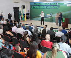 O governador em exercício Darci Piana e o secretário de Agricultura e Abastecimento, Márcio Nunes, assinam nesta sexta-feira (20) a liberação de R$ 34,8 milhões para pavimentação de duas estradas rurais de Roncador