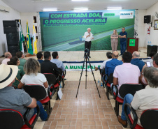 O governador em exercício Darci Piana e o secretário de Agricultura e Abastecimento, Márcio Nunes, assinam nesta sexta-feira (20) a liberação de R$ 34,8 milhões para pavimentação de duas estradas rurais de Roncador