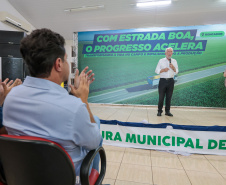 O governador em exercício Darci Piana e o secretário de Agricultura e Abastecimento, Márcio Nunes, assinam nesta sexta-feira (20) a liberação de R$ 34,8 milhões para pavimentação de duas estradas rurais de Roncador