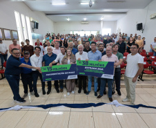 O governador em exercício Darci Piana e o secretário de Agricultura e Abastecimento, Márcio Nunes, assinam nesta sexta-feira (20) a liberação de R$ 34,8 milhões para pavimentação de duas estradas rurais de Roncador