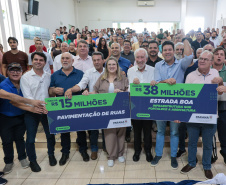 O governador em exercício Darci Piana e o secretário de Agricultura e Abastecimento, Márcio Nunes, assinam nesta sexta-feira (20) a liberação de R$ 34,8 milhões para pavimentação de duas estradas rurais de Roncador