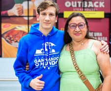A história de Antony Baldissera e Sandra Baldissera, moradores de Nova Laranjeiras, no Centro-Sul do Paraná, simboliza como o acesso à educação pública de qualidade pode transformar trajetórias e atravessar gerações. Enquanto o estudante acaba de retornar do Reino Unido pelo programa Ganhando o Mundo, a mãe, professora da rede estadual, se prepara para embarcar ao Canadá na edição do intercâmbio voltada aos professores.