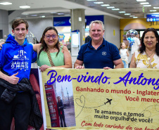 A história de Antony Baldissera e Sandra Baldissera, moradores de Nova Laranjeiras, no Centro-Sul do Paraná, simboliza como o acesso à educação pública de qualidade pode transformar trajetórias e atravessar gerações. Enquanto o estudante acaba de retornar do Reino Unido pelo programa Ganhando o Mundo, a mãe, professora da rede estadual, se prepara para embarcar ao Canadá na edição do intercâmbio voltada aos professores.