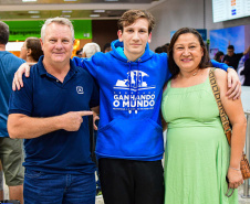A história de Antony Baldissera e Sandra Baldissera, moradores de Nova Laranjeiras, no Centro-Sul do Paraná, simboliza como o acesso à educação pública de qualidade pode transformar trajetórias e atravessar gerações. Enquanto o estudante acaba de retornar do Reino Unido pelo programa Ganhando o Mundo, a mãe, professora da rede estadual, se prepara para embarcar ao Canadá na edição do intercâmbio voltada aos professores.