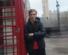 A história de Antony Baldissera e Sandra Baldissera, moradores de Nova Laranjeiras, no Centro-Sul do Paraná, simboliza como o acesso à educação pública de qualidade pode transformar trajetórias e atravessar gerações. Enquanto o estudante acaba de retornar do Reino Unido pelo programa Ganhando o Mundo, a mãe, professora da rede estadual, se prepara para embarcar ao Canadá na edição do intercâmbio voltada aos professores.