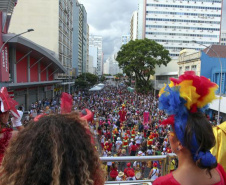 Folia antes da data: Curitiba atrai turistas em um dos maiores pré-carnavais do país