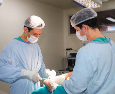 Procedimento com uso de biovidro no tratamento de infecção óssea é realizado pela primeira vez no HU-UEL