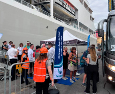 Navio de cruzeiros traz turistas da América do Norte e da Europa ao litoral do Paraná